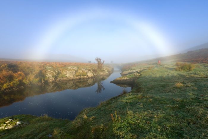 Бесцветная туманная радуга в Шотландии