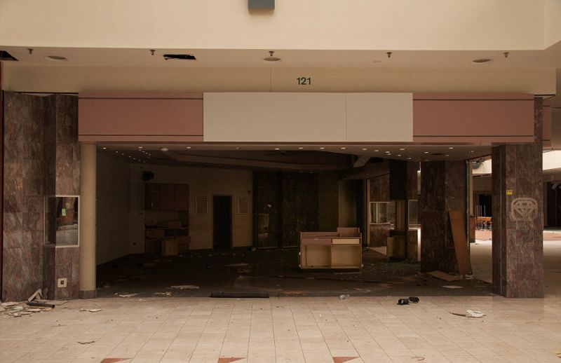 Как выглядит торговый центр всего через год после закрытия
