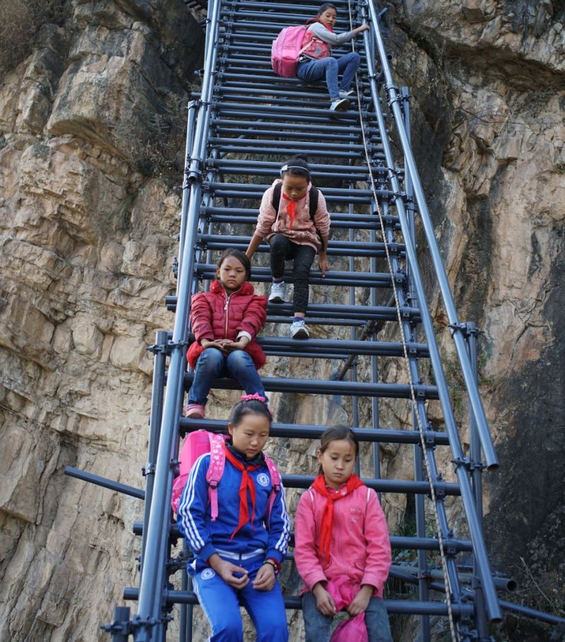 Металлическая лестница для школьников, которые рисковали жизнью каждый день