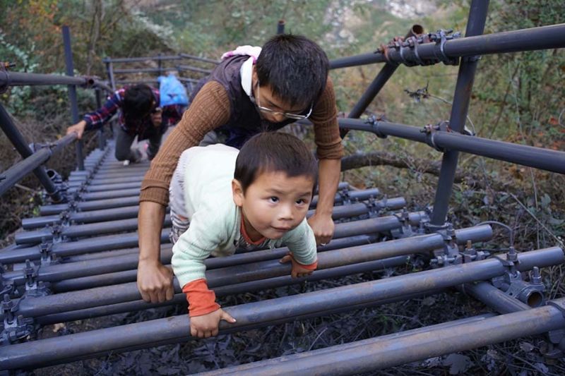 Металлическая лестница для школьников, которые рисковали жизнью каждый день