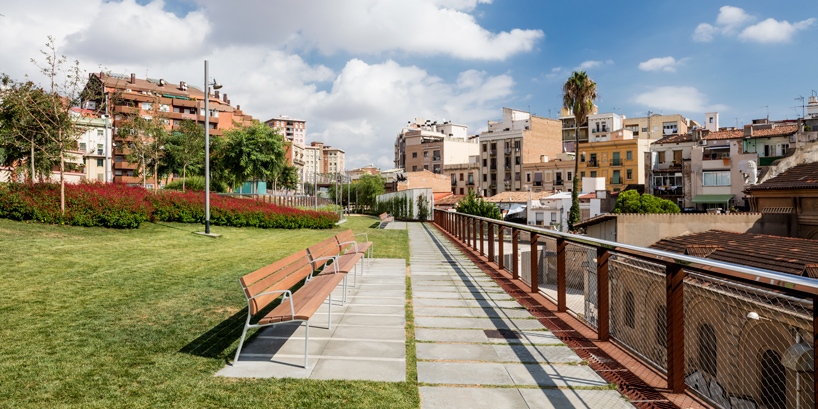 Парк поверх железной дороги в Барселоне