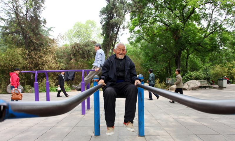 101-летний дедуля каждый день ходит заниматься на турники