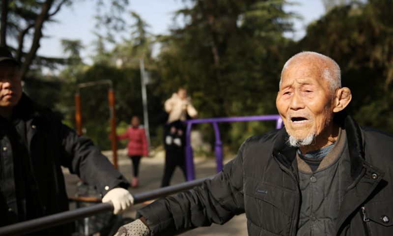 101-летний дедуля каждый день ходит заниматься на турники