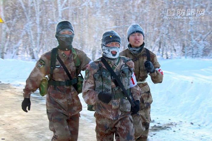 Марш-бросок китайских солдат при температуре -35 градусов