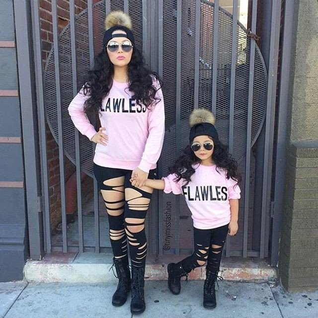 Нарядные мамы и дочки в одинаковой одежде