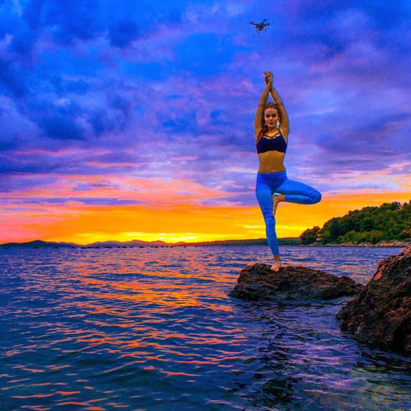 Девушка-пилот путешествует по миру и практикует йогу