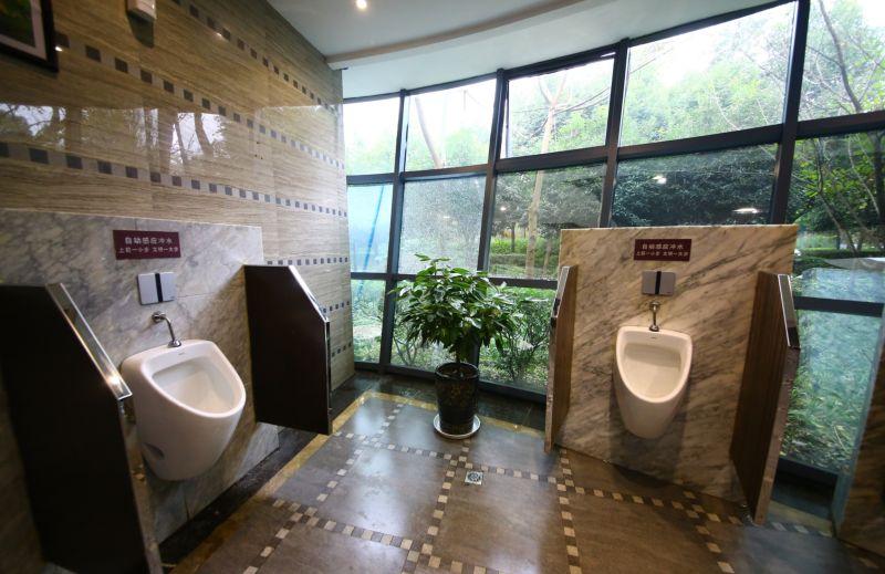 В Китае открылся пятизвездочный общественный туалет