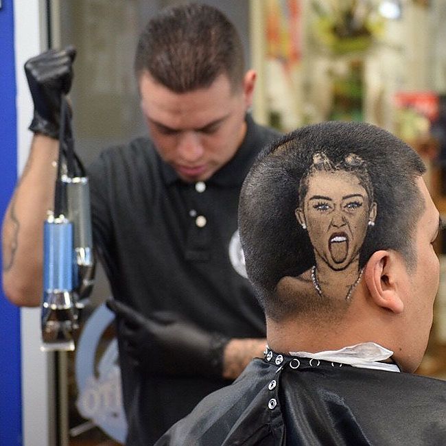 Художник-парикмахер творит на волосах клиентов