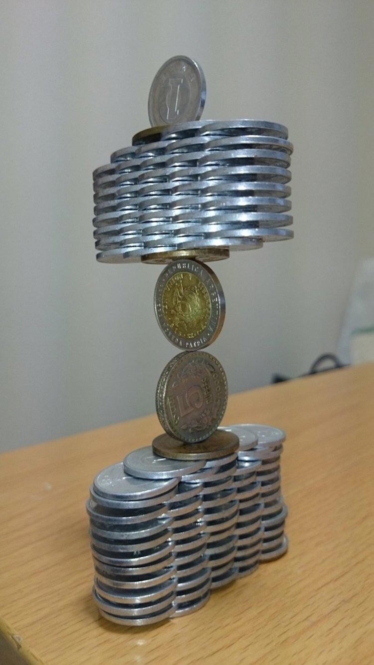 Японец выстраивает просто невероятные конструкции из монет