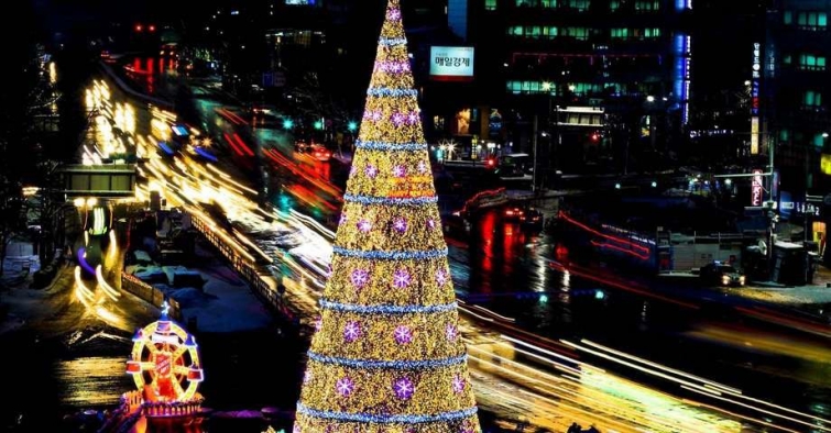 26 самых красивых рождественских ёлок со всего мира