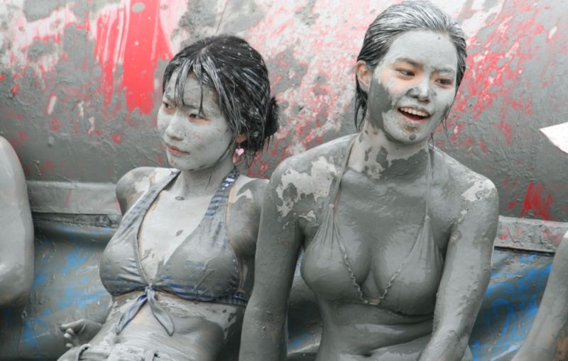 На фестивале грязи в Южной Корее