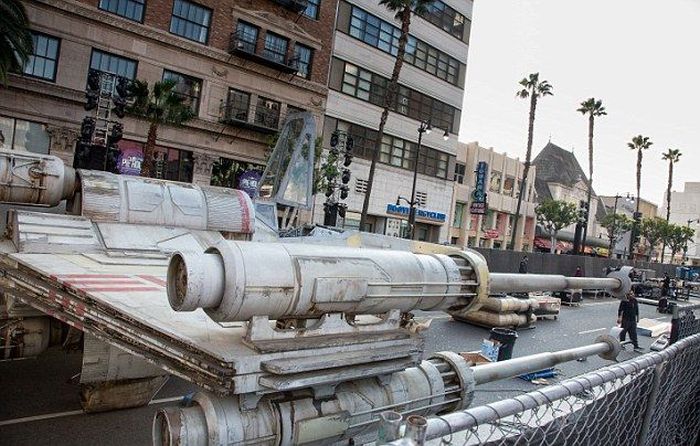 В Лос-Анджелесе появился полноразмерный истребитель X-wing