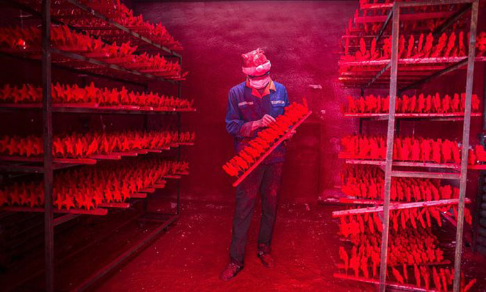 Город Рождества: на производстве китайских новогодних игрушек