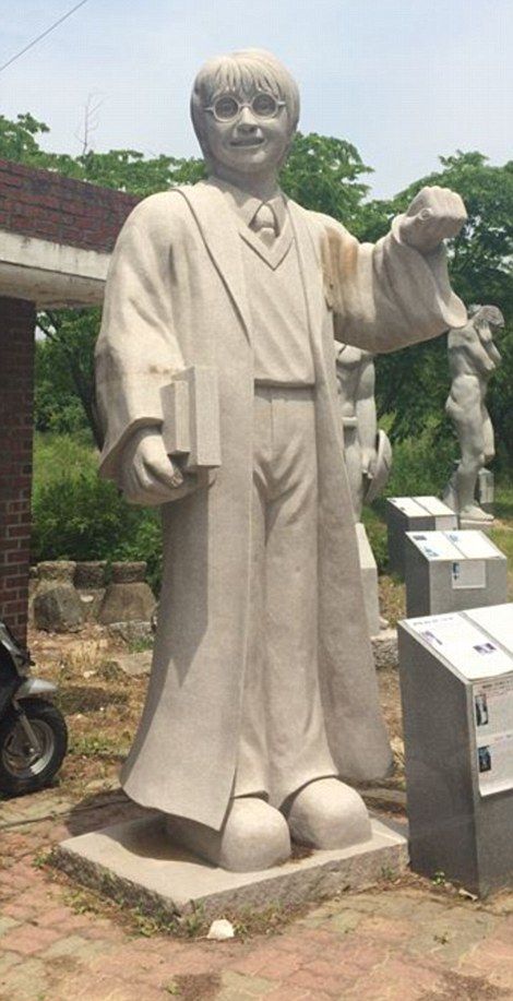 Парк уродливых скульптур знаменитостей в Южной Корее