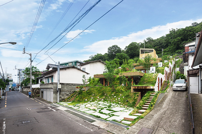 Жилой комплекс встроенный в земляной ландшафт Японии