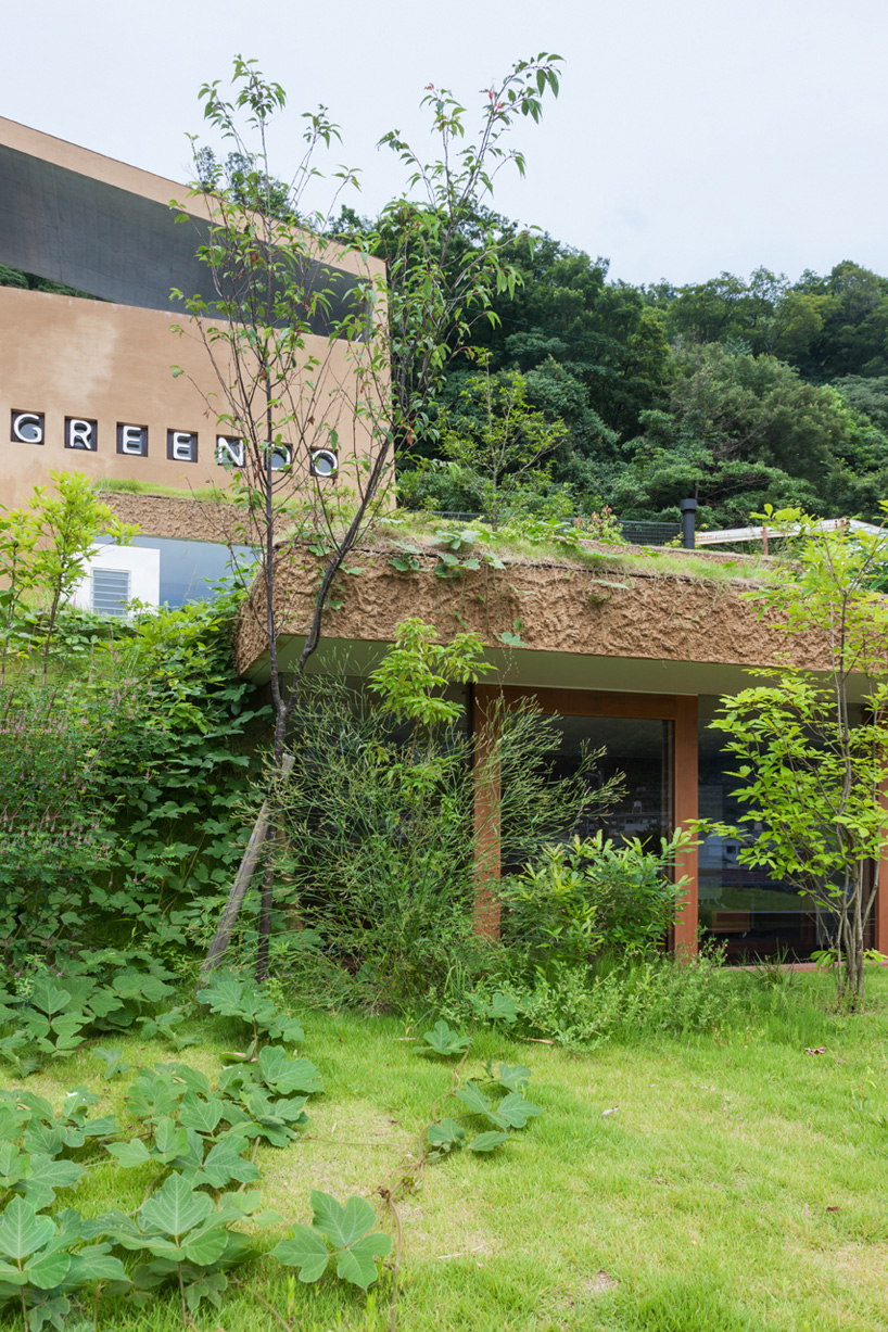Жилой комплекс встроенный в земляной ландшафт Японии