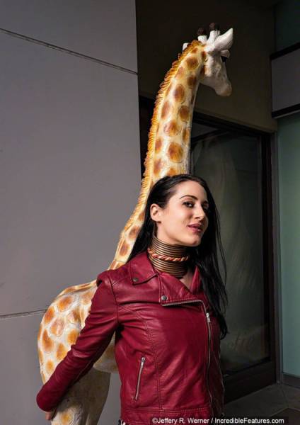 Женщина-жираф удлинила шею с помощью медных колец.