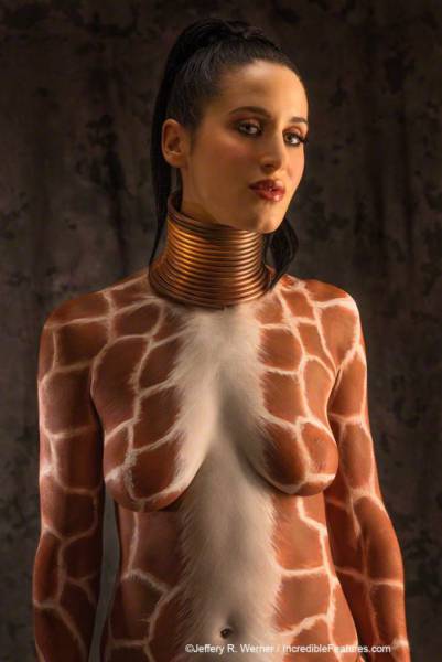 Женщина-жираф удлинила шею с помощью медных колец