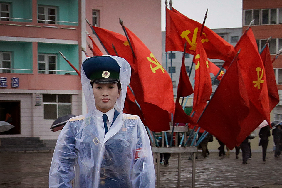 Симпатичные девушки-инспекторы на дорогах Северной Кореи