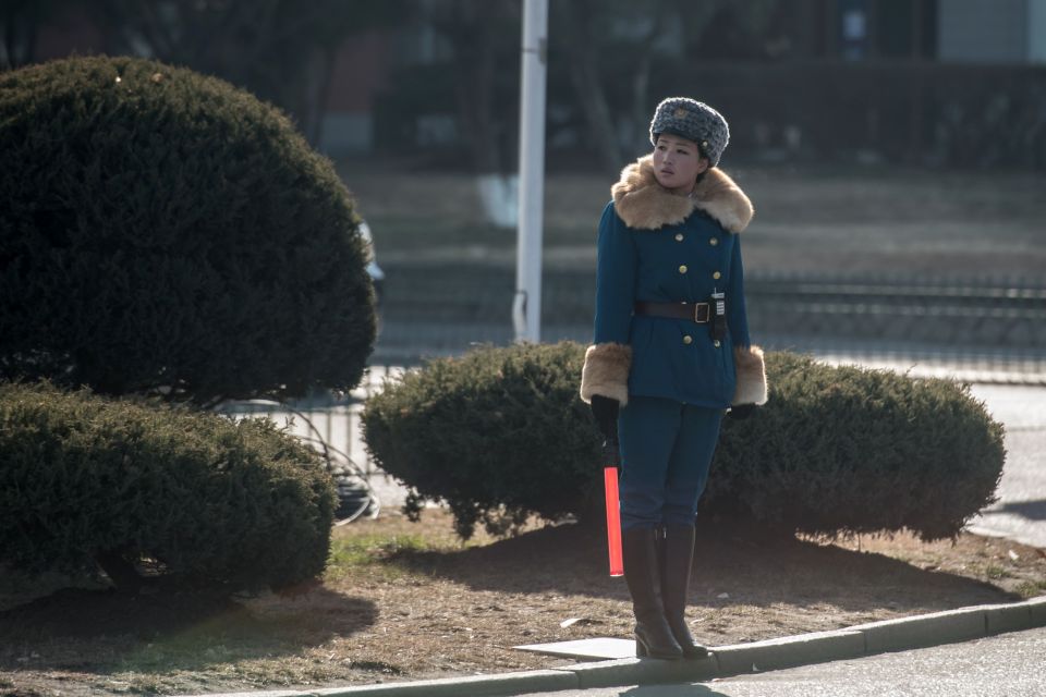 Симпатичные девушки-инспекторы на дорогах Северной Кореи