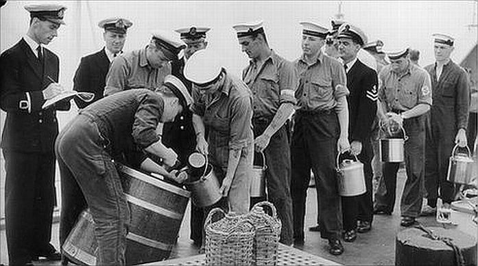 Морякам британского флота ежедневно выдавали по ведерку рома