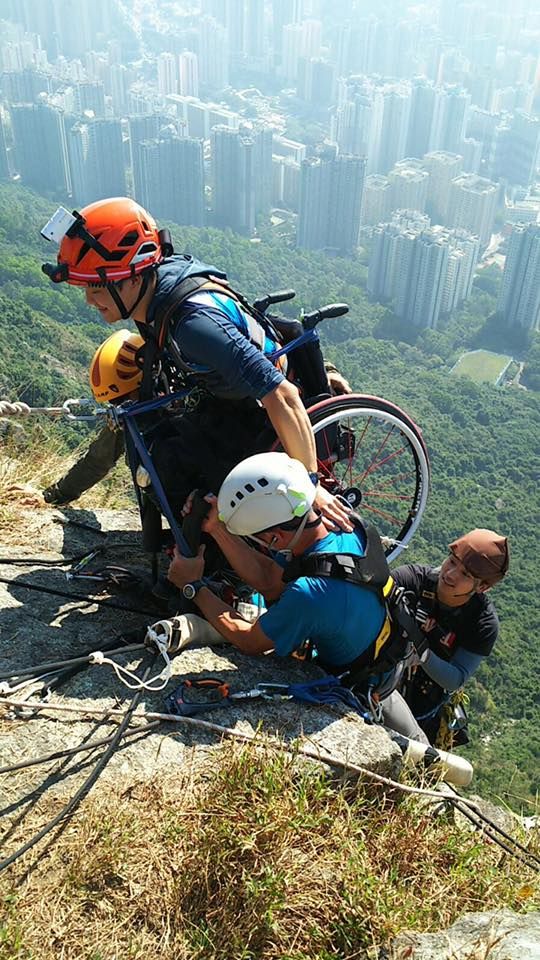 Парень в инвалидном кресле забрался на 500-метровую скалу