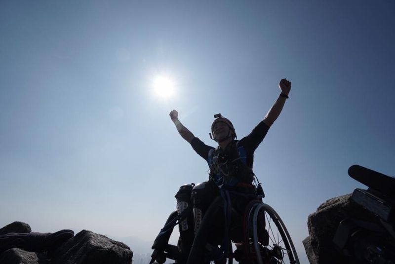 Парень в инвалидном кресле забрался на 500-метровую скалу