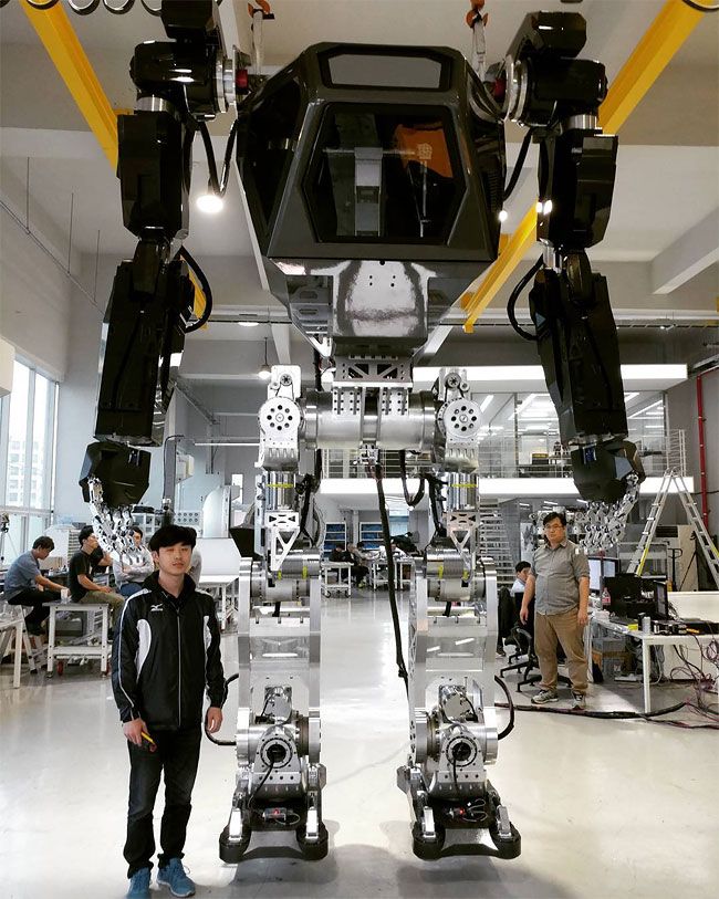 Корейские инженеры построили действующего механоида