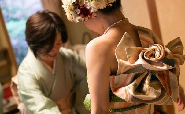 Подвенечные платья японских невест в стиле традиционного кимоно