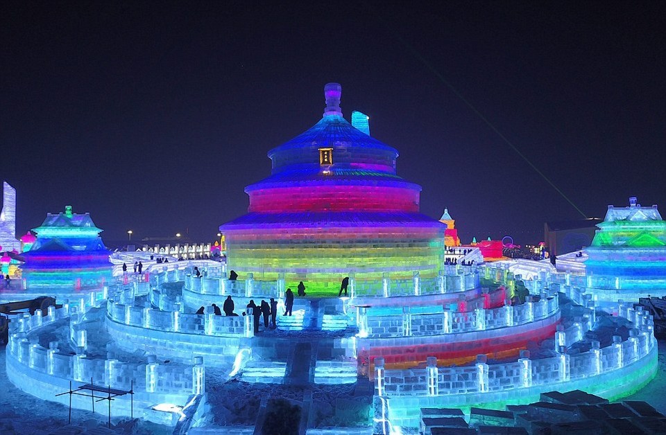 Ледяной город на ежегодном зимнем фестивале в Китае