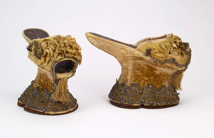 Неудобная обувь средневековых женщин