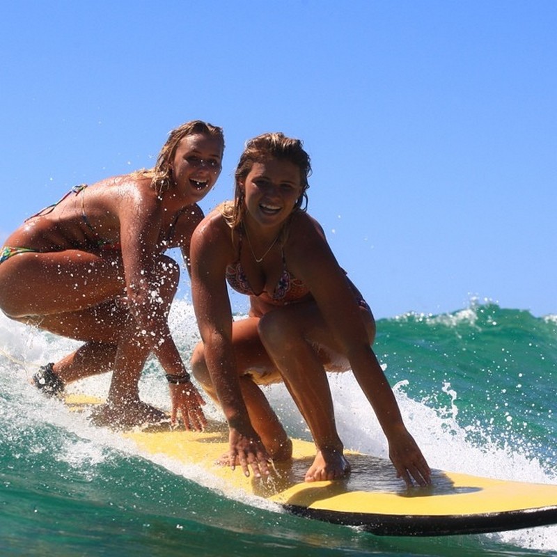 Сестры-серфингистки покорили сеть снимками в бикини