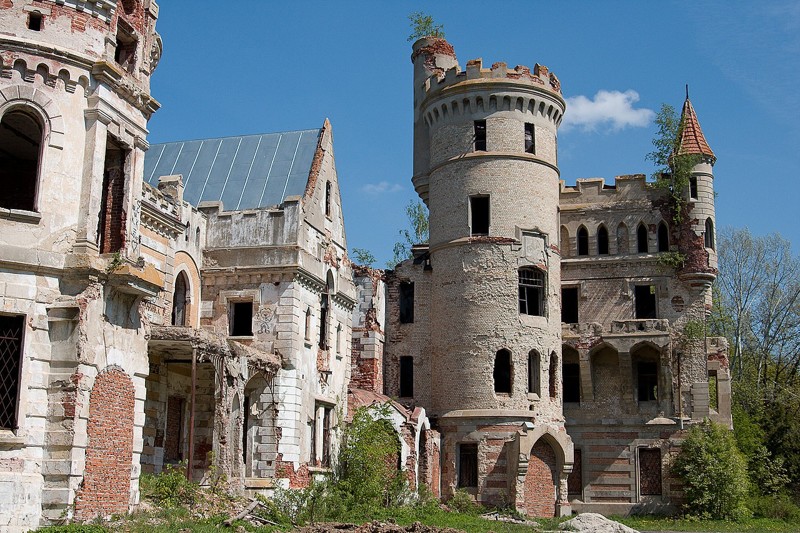 7 захватывающих заброшенных замков мира