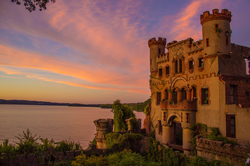 7 захватывающих заброшенных замков мира