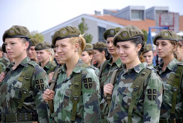 Красивые девушки — военнослужащие сербской армии