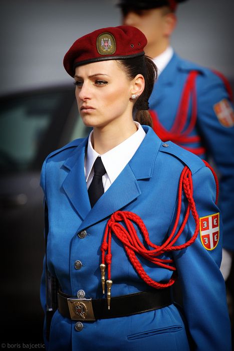 Красивые девушки — военнослужащие сербской армии