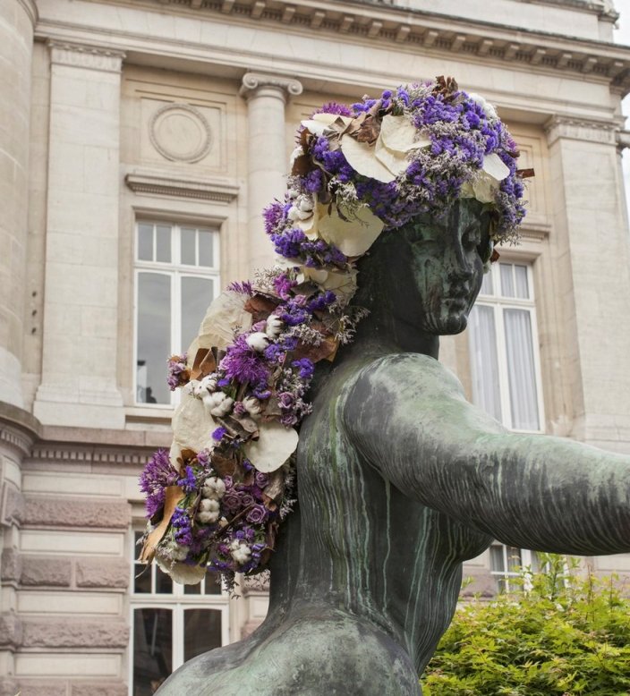 Городские скульптуры с цветочными коронами и бородами