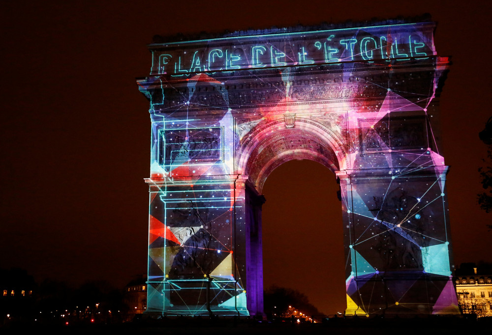 Новогоднее световое шоу в Париже
