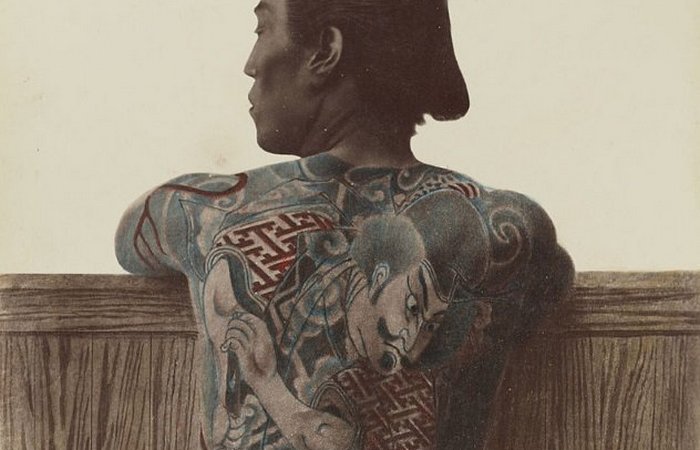 10 исторических примеров принудительных татуировок