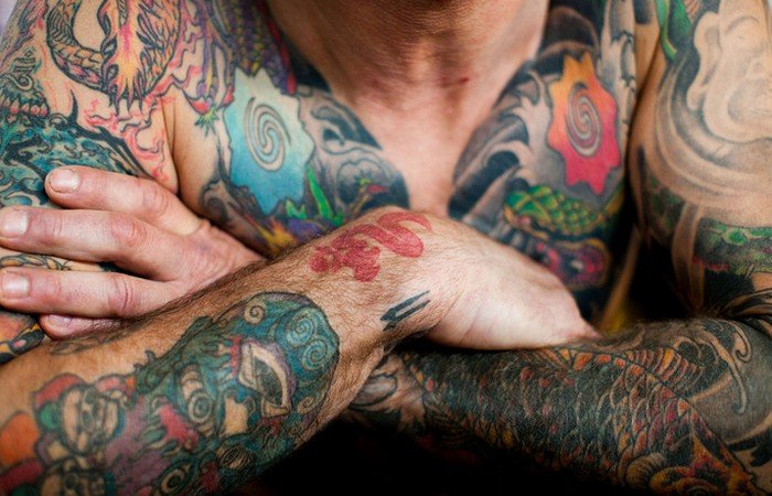 10 исторических примеров принудительных татуировок