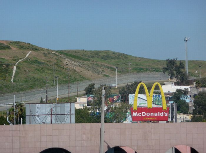 Забор на границе между США и Мексикой