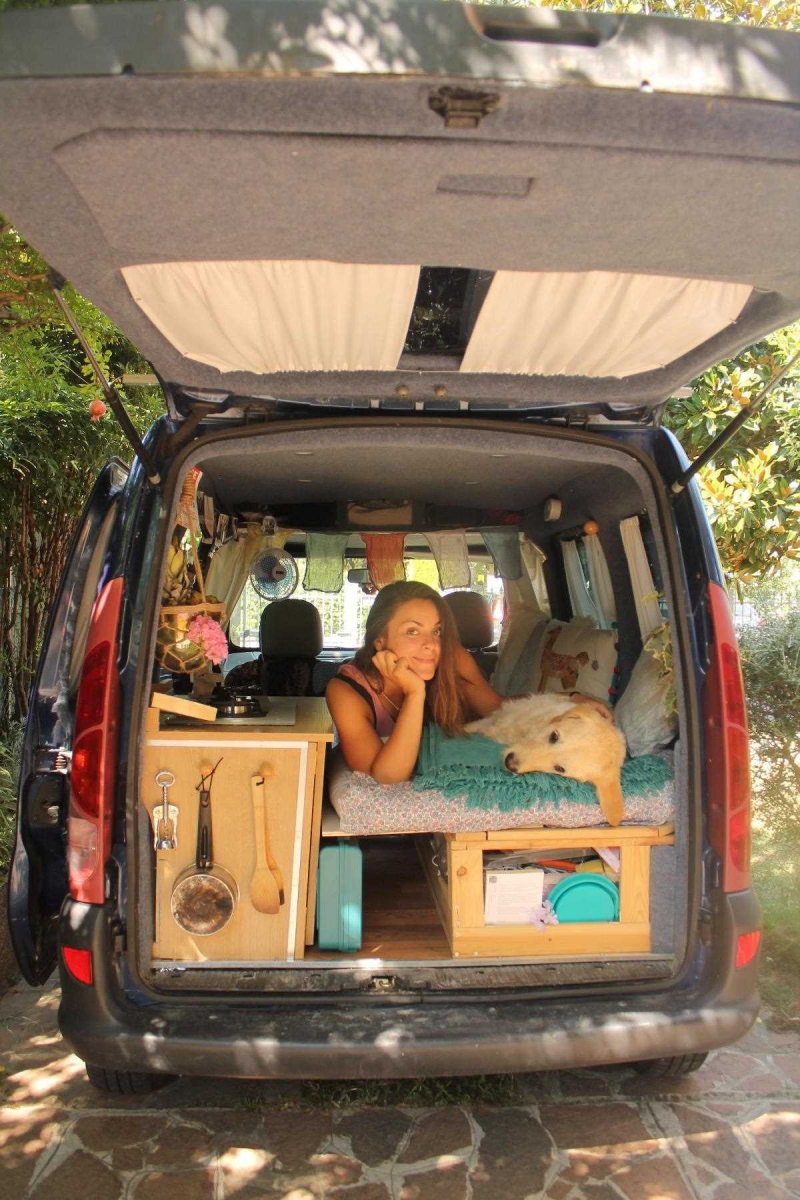 Девушка исполнила свою мечту: путешествовать на автомобиле