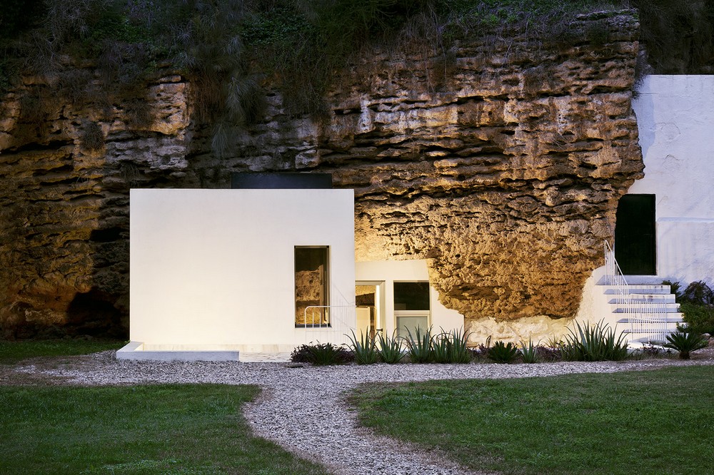 Жилой дом, интегрированный в известняковую пещеру