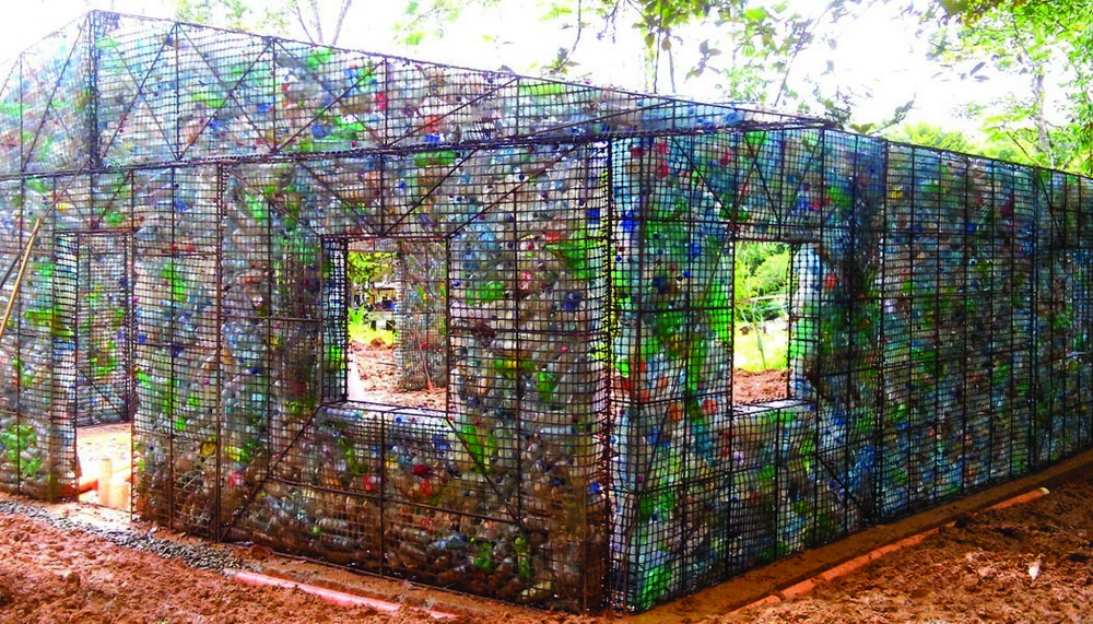 Деревня с домами из пластиковых бутылок