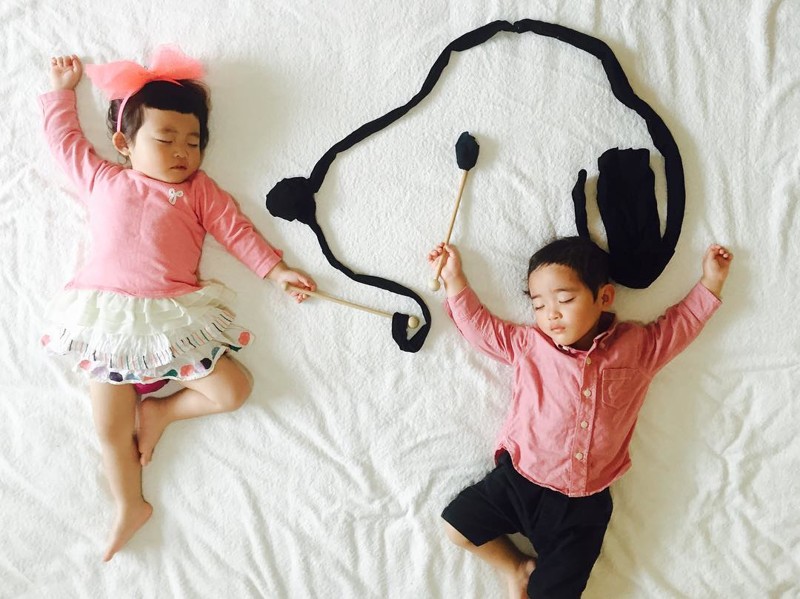Японка фотографирует своих спящих детей в разных образах