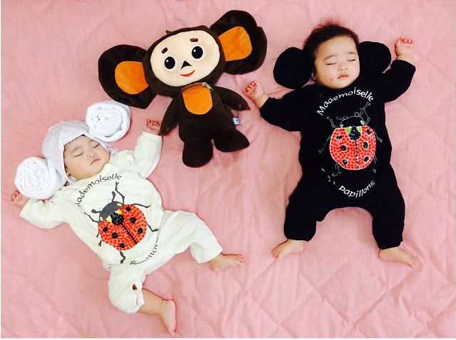 Японка фотографирует своих спящих детей в разных образах