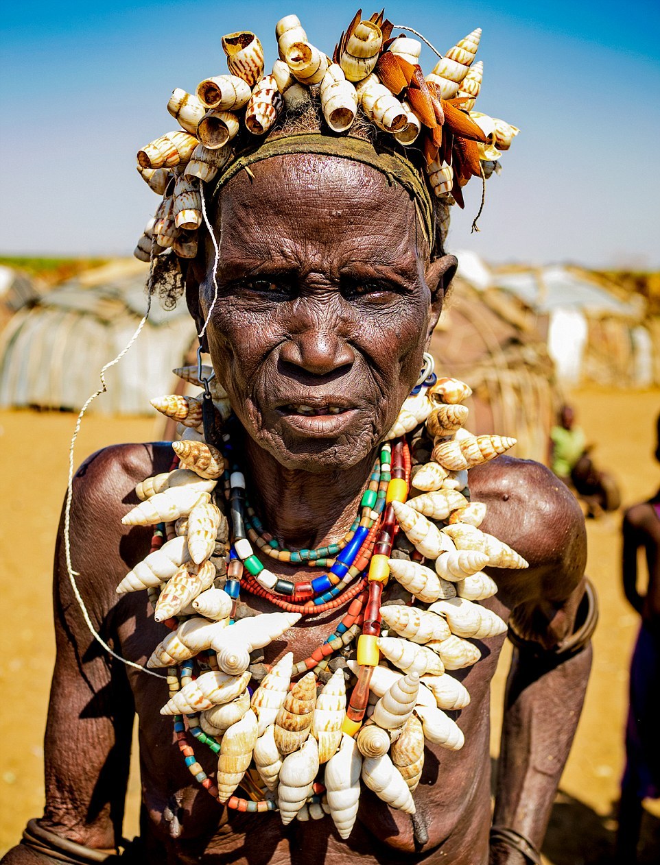 Женщины из Эфиопских племен и их пестрые украшения