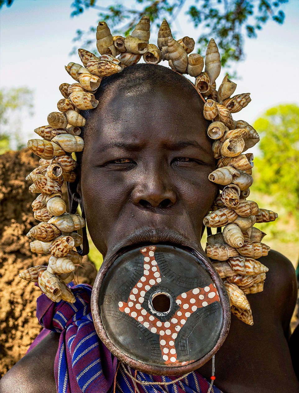 Женщины из Эфиопских племен и их пестрые украшения