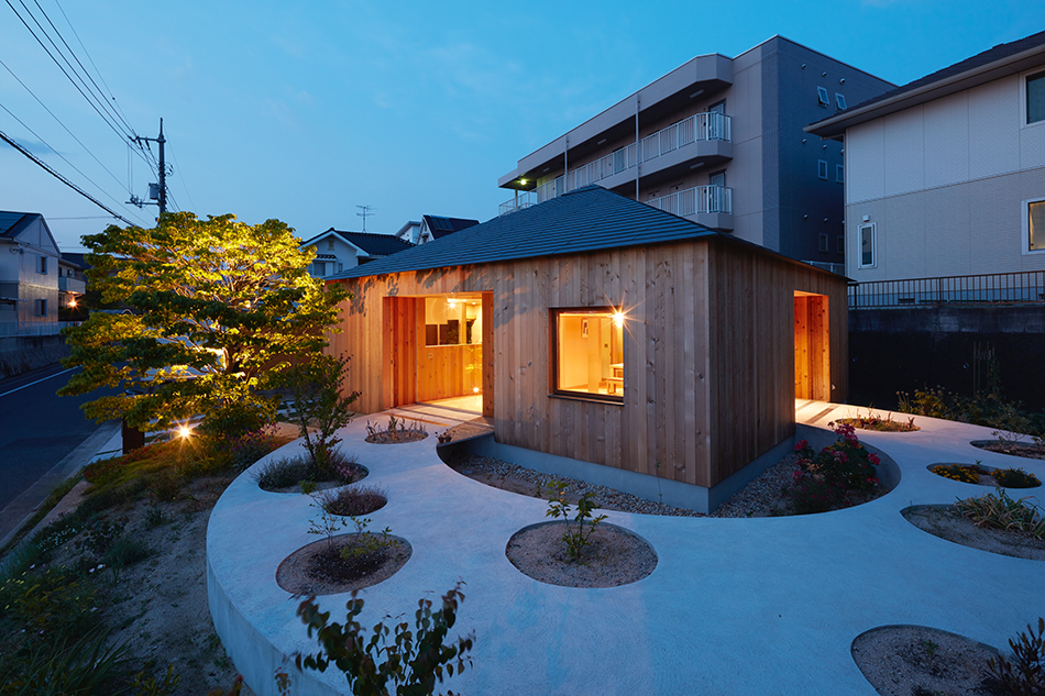 Частный домик с бетонной грядкой в Японии