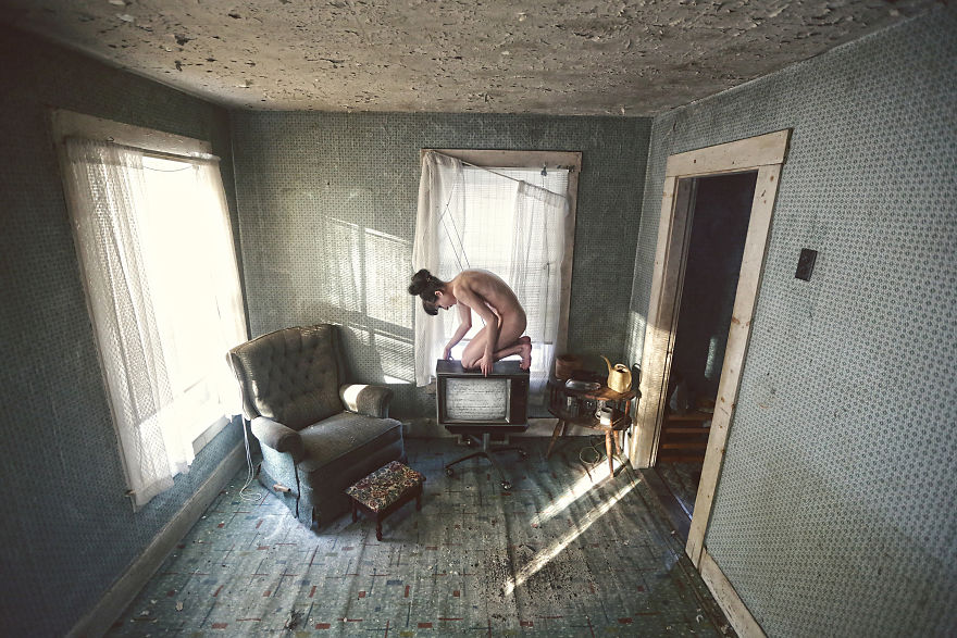Фотограф превращает заброшенные места в фантазии